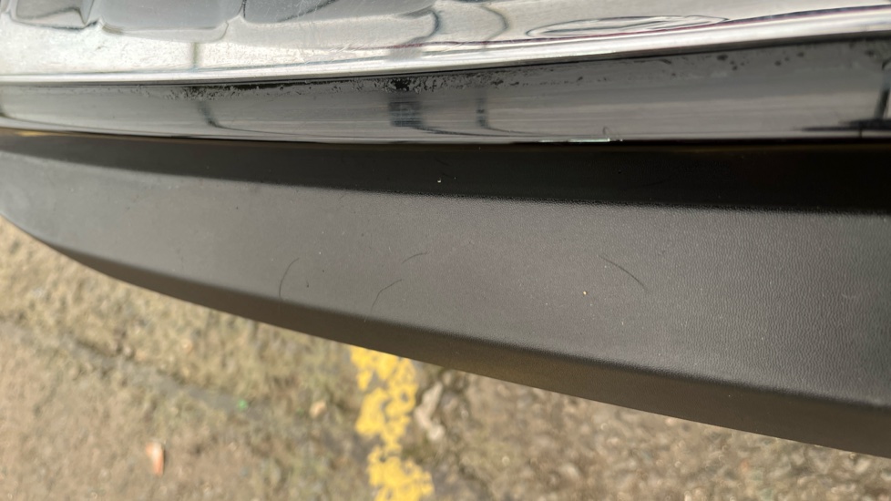 MERCEDES EQB scratches