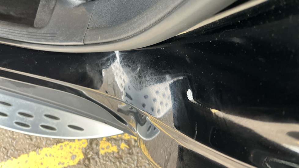MERCEDES EQC dents