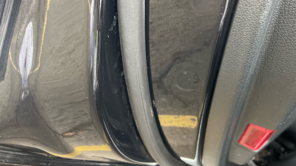 MERCEDES EQC dents