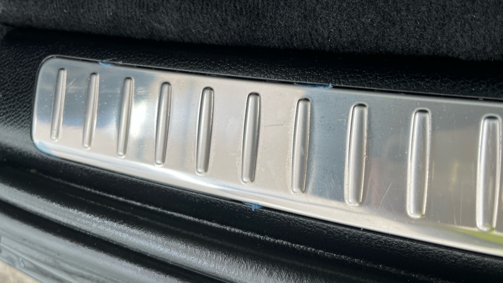 MERCEDES EQC scratches