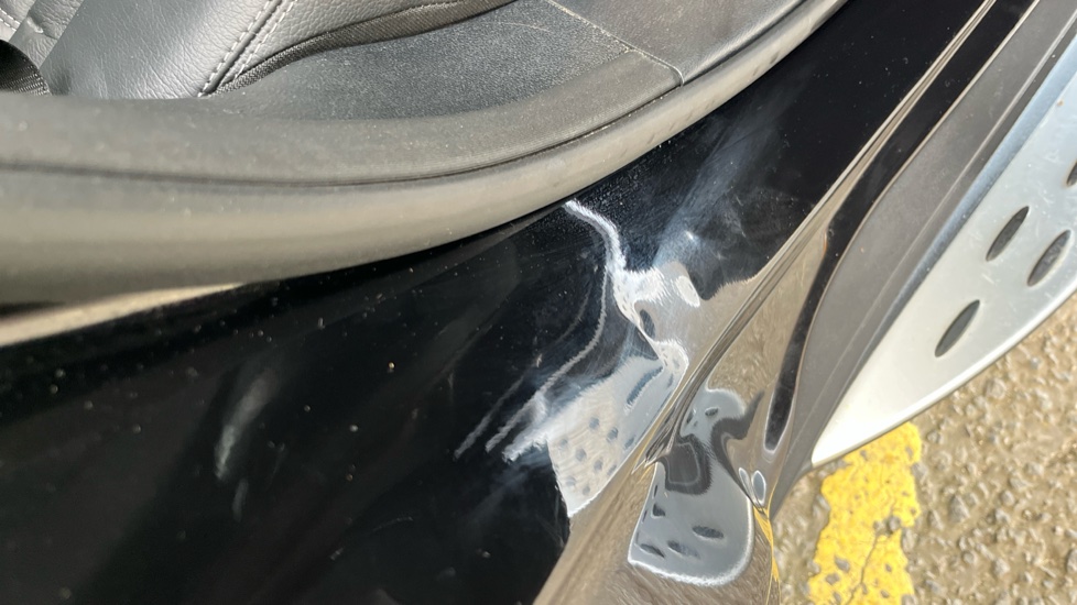 MERCEDES EQC dents