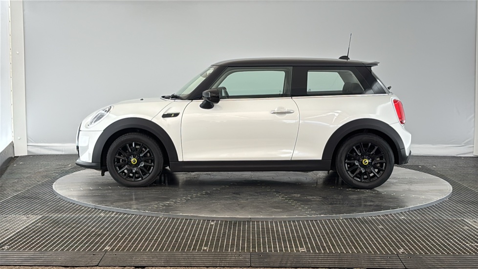 MINI HATCHBACK Image 2