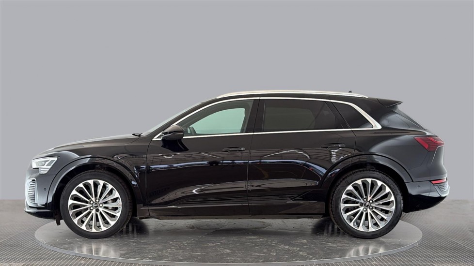 AUDI Q8 Image 2