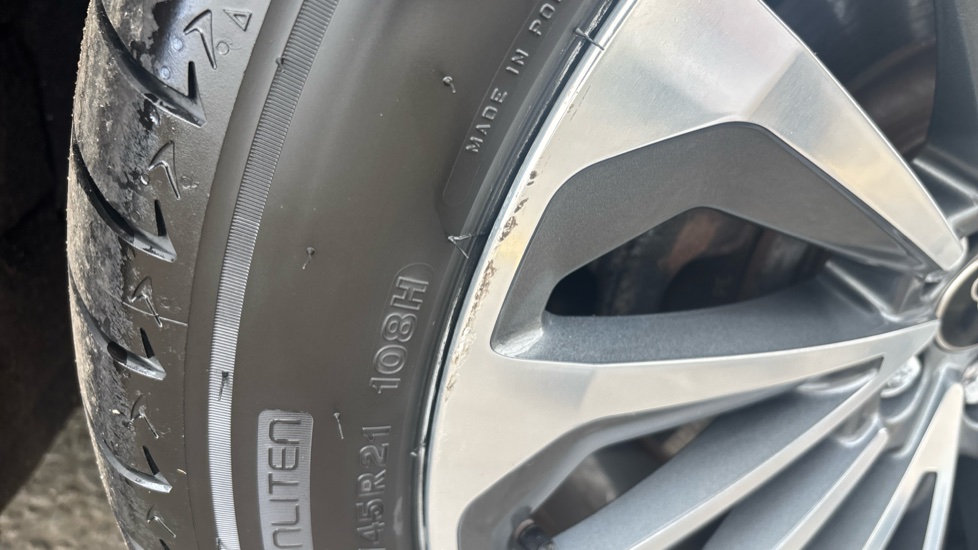 AUDI Q8 Scuff and scratches