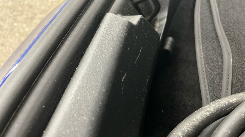 TESLA MODEL 3 slam trim scratches