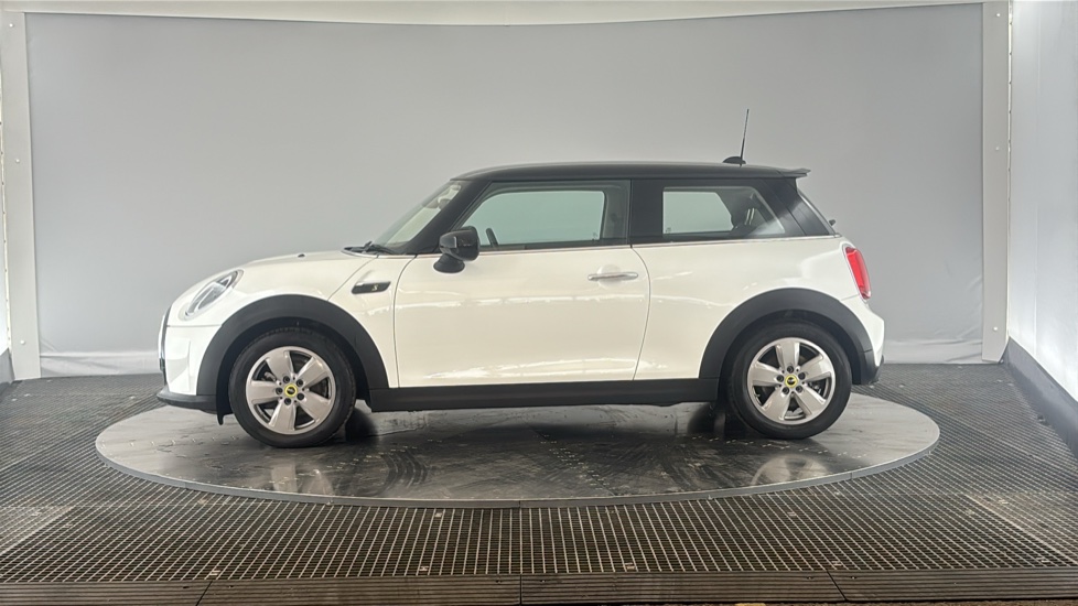 MINI HATCHBACK Image 2