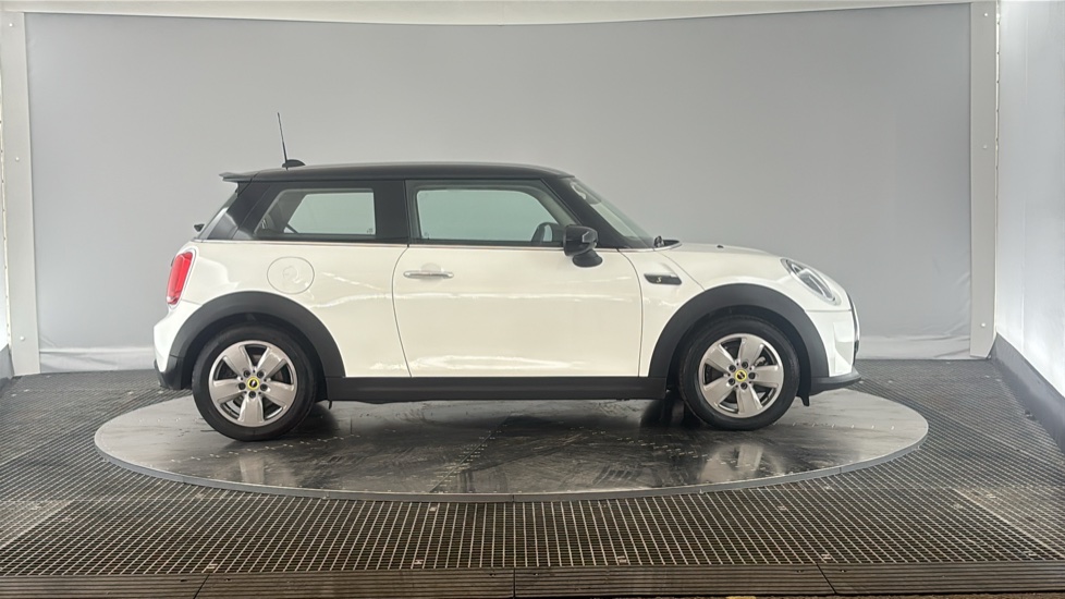 MINI HATCHBACK Image 6