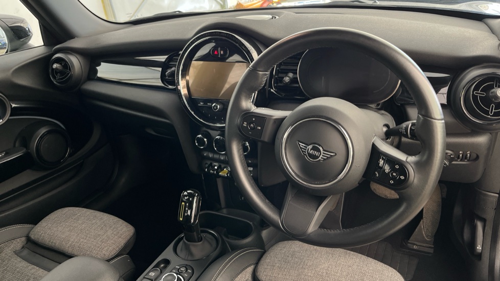 MINI HATCHBACK Image 9