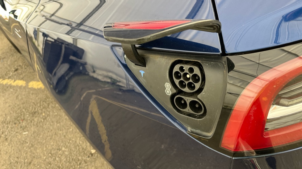 TESLA MODEL 3 Image 21