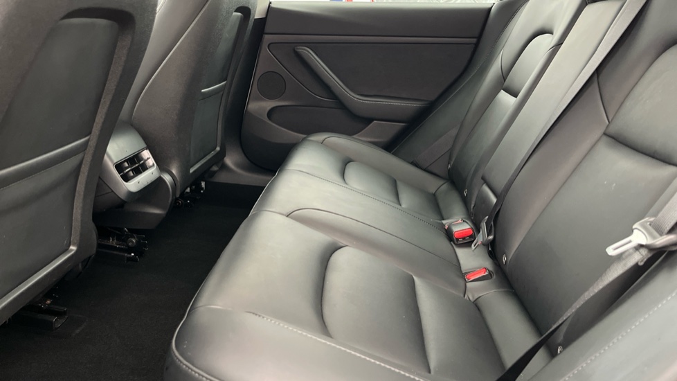 TESLA MODEL 3 Image 14