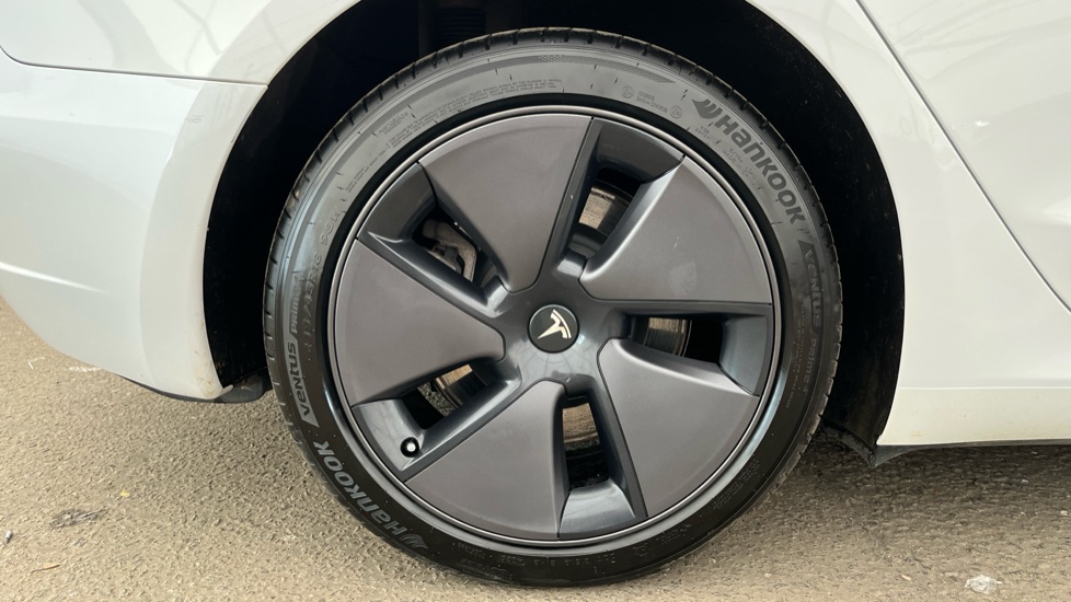 TESLA MODEL 3 Image 19