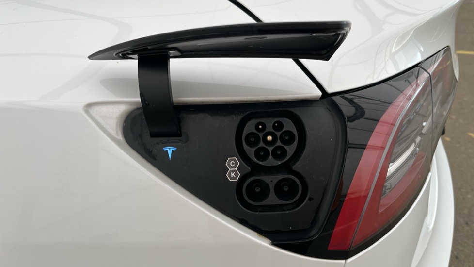 TESLA MODEL 3 Image 21