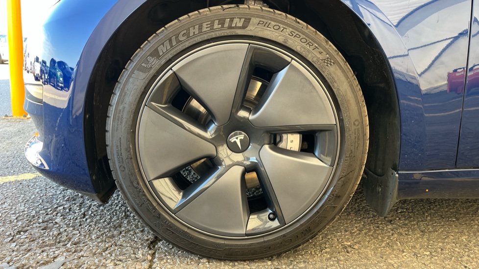 TESLA MODEL 3 Image 17