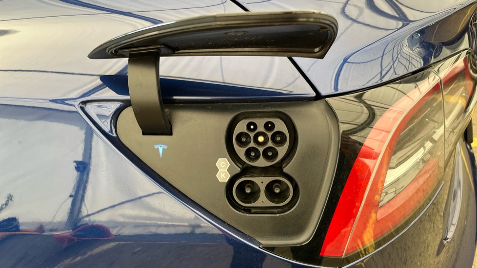 TESLA MODEL 3 Image 21