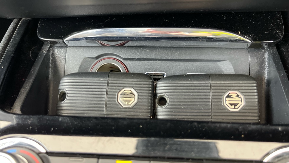 MG MG5 two keys