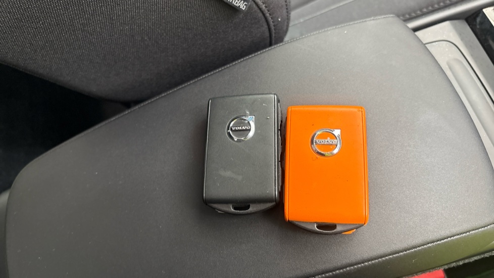 VOLVO C40 two keys
