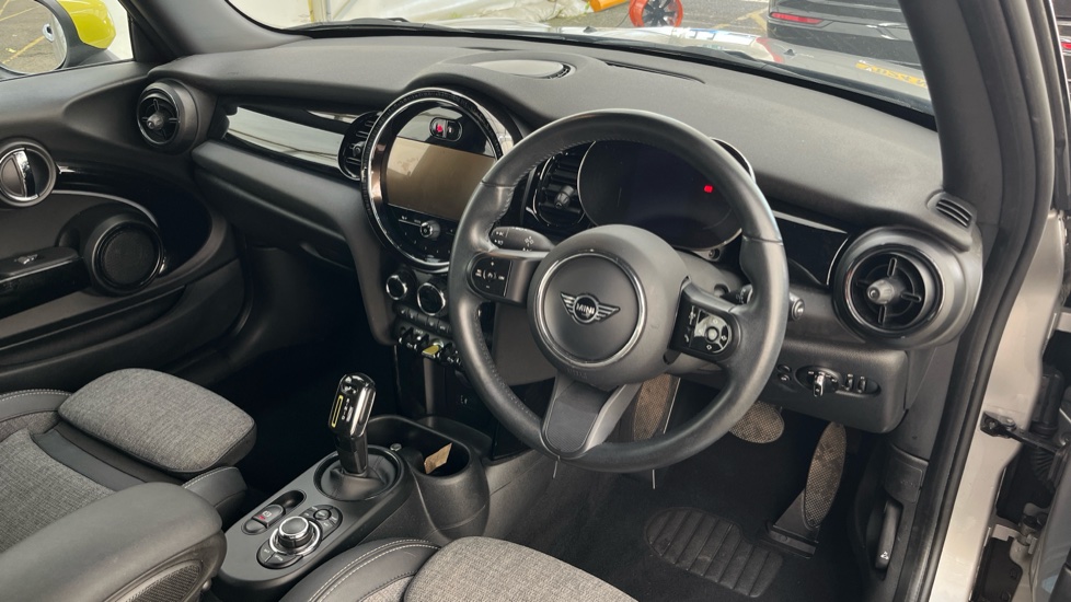 MINI HATCHBACK Image 9