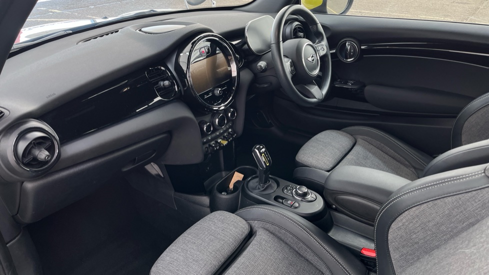 MINI HATCHBACK Image 10