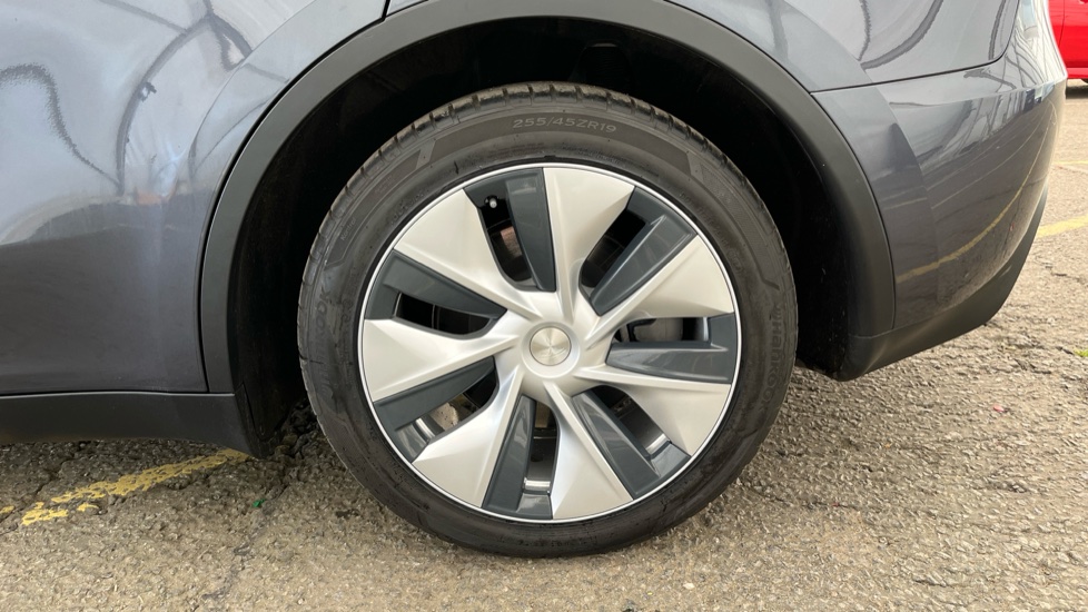 TESLA MODEL Y Image 18