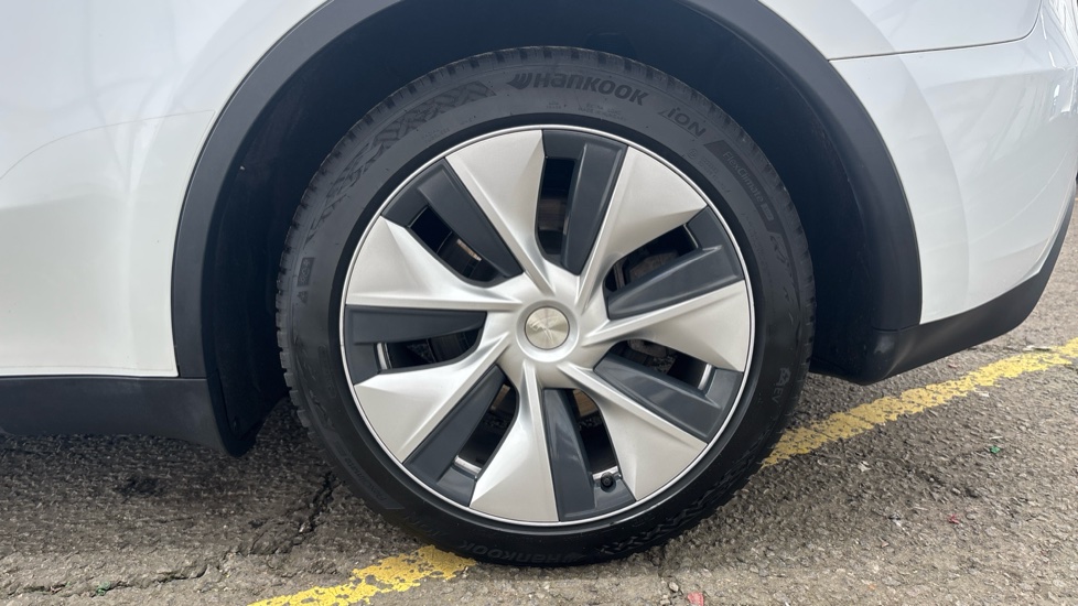 TESLA MODEL Y Image 18