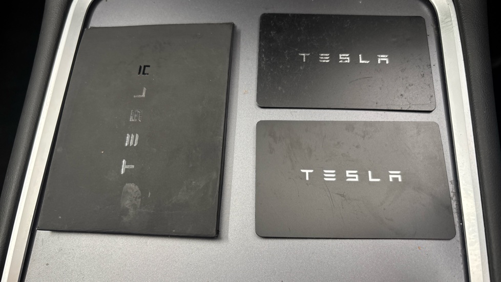 TESLA MODEL Y 2 keys