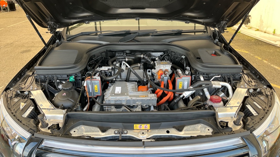 MERCEDES EQC Image 16