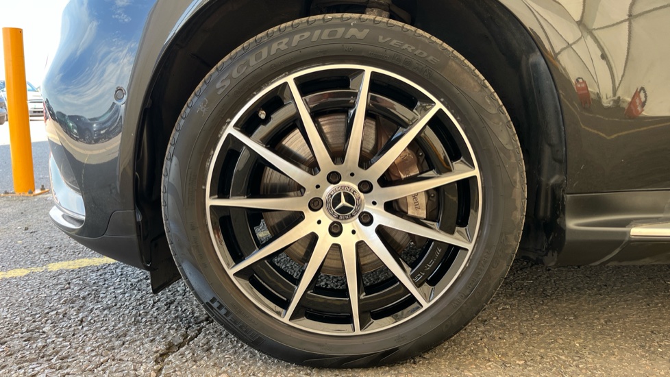MERCEDES EQC Image 17