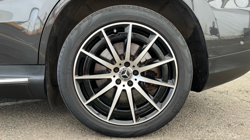 MERCEDES EQC Image 18