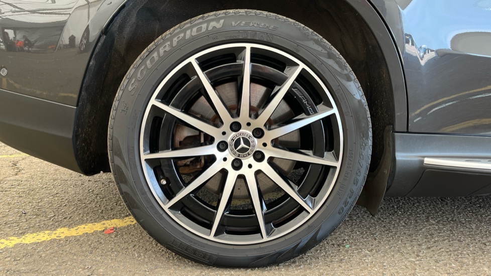 MERCEDES EQC Image 19