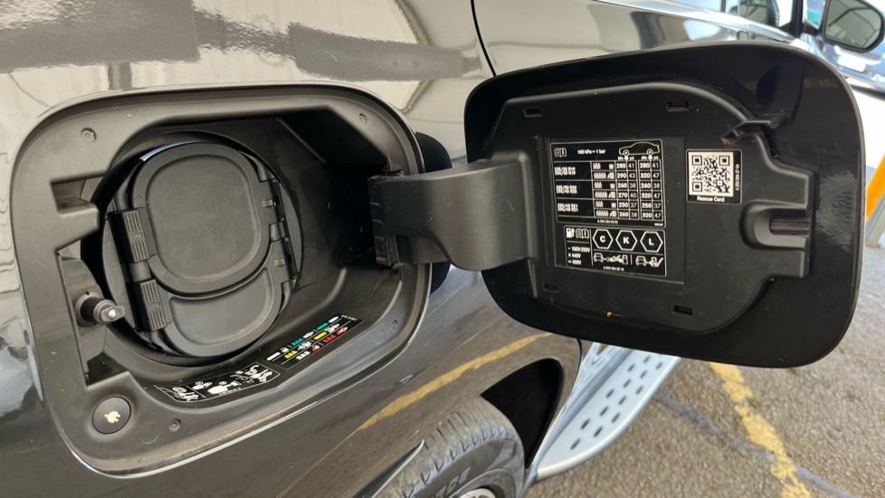 MERCEDES EQC Image 21