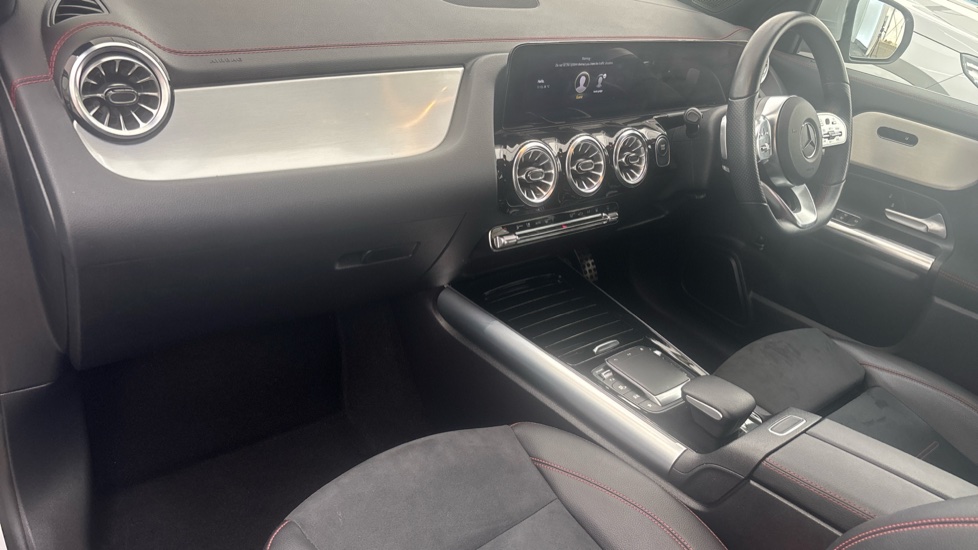 MERCEDES EQA Image 10