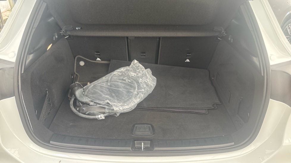 MERCEDES EQA Image 15
