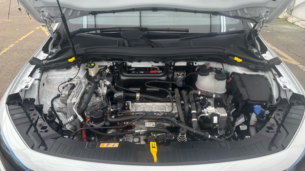 MERCEDES EQA Image 16