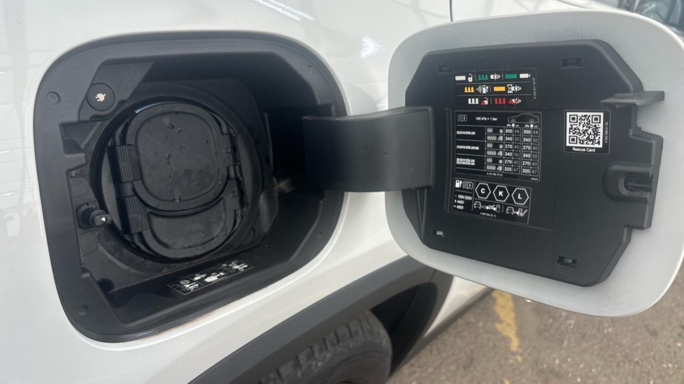MERCEDES EQA Image 21