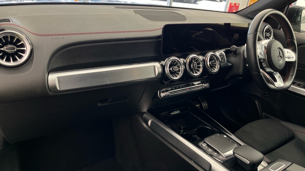 MERCEDES EQB Image 10