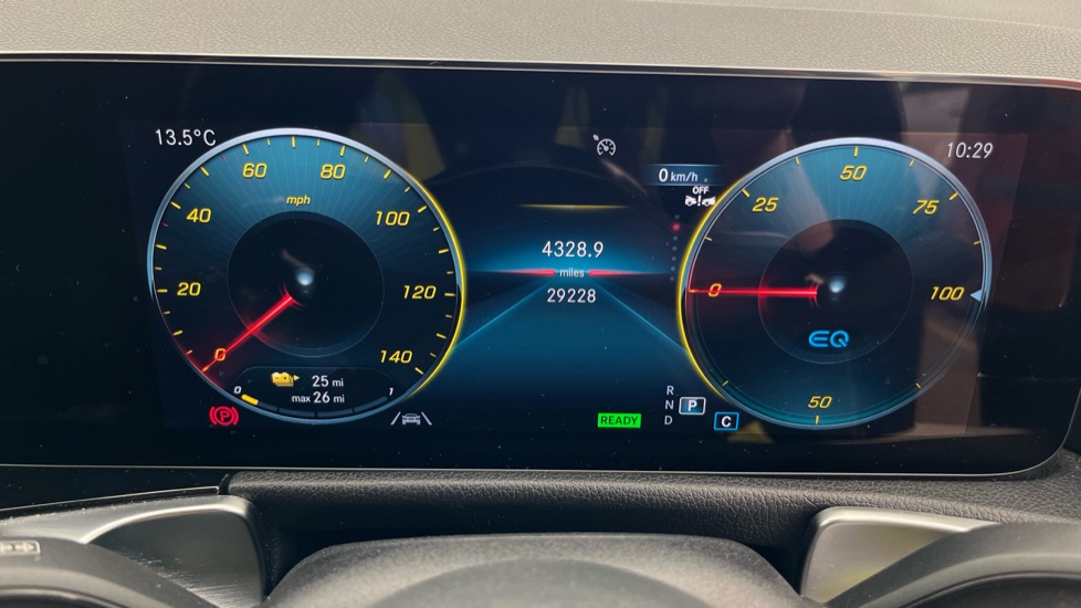 MERCEDES EQB Image 13