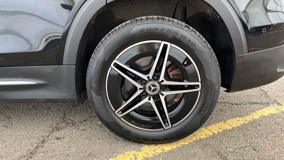 MERCEDES EQB Image 18