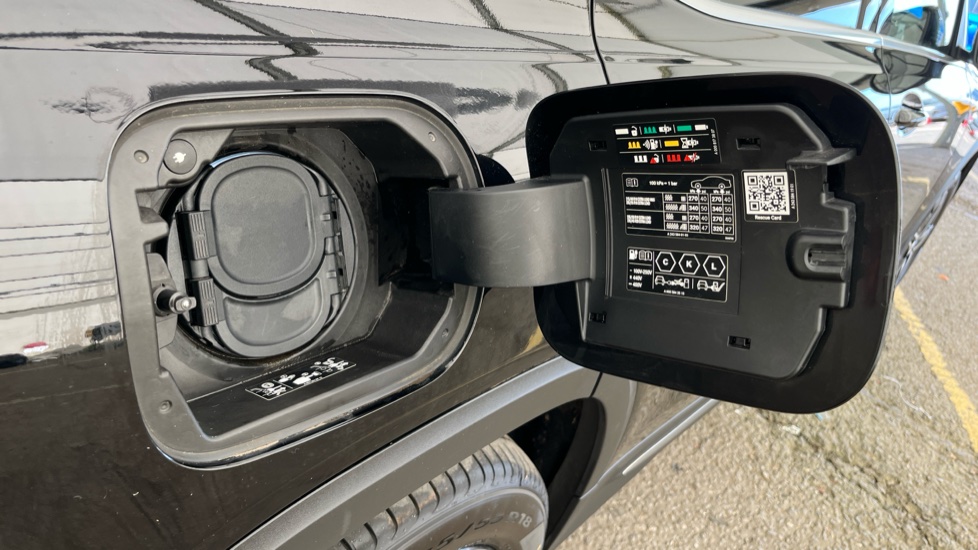 MERCEDES EQB Image 21