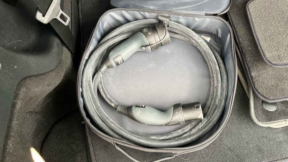 MERCEDES EQB Image 22