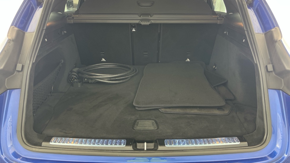 MERCEDES EQC Image 15
