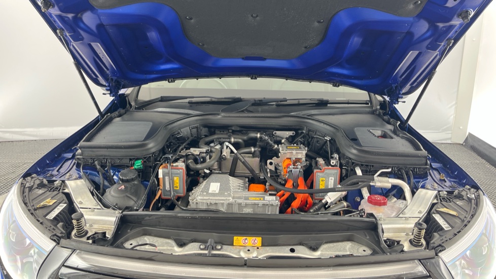 MERCEDES EQC Image 16