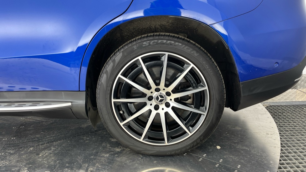 MERCEDES EQC Image 18