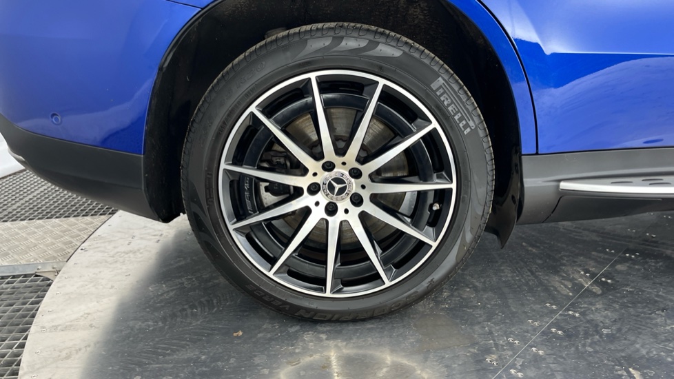 MERCEDES EQC Image 19