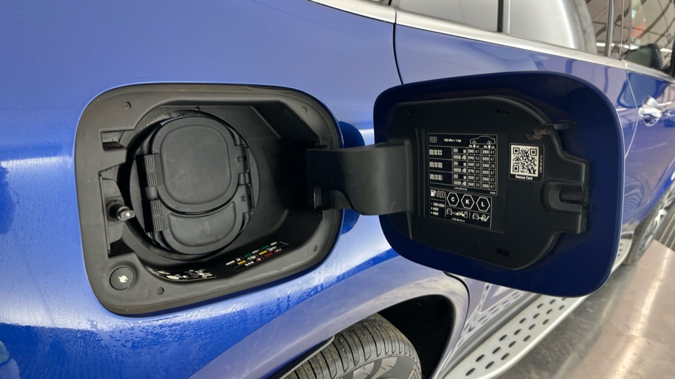 MERCEDES EQC Image 21