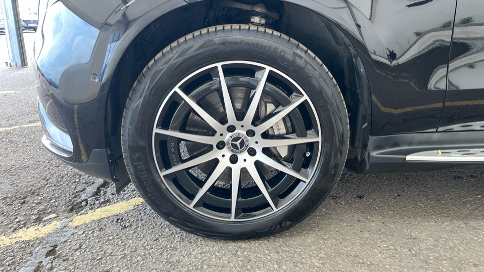 MERCEDES EQC Image 17