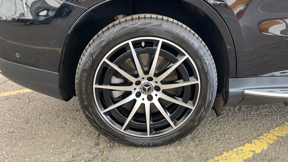 MERCEDES EQC Image 19