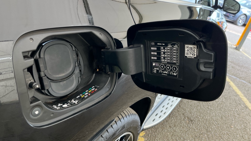 MERCEDES EQC Image 21