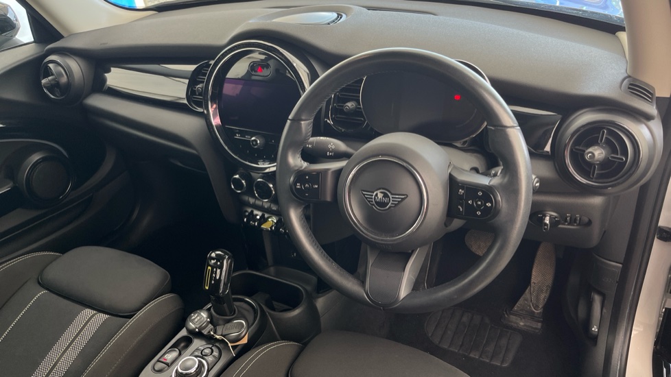 MINI HATCHBACK Image 9