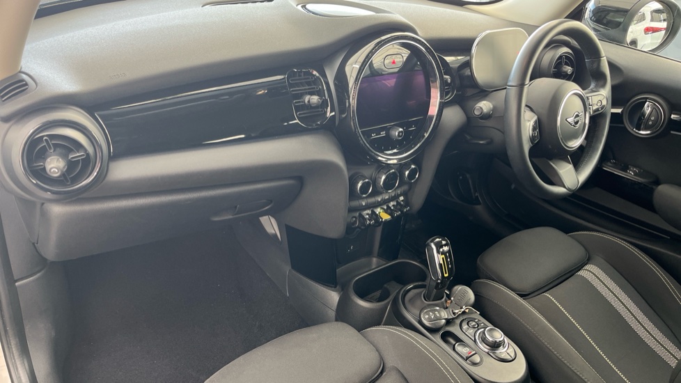 MINI HATCHBACK Image 10