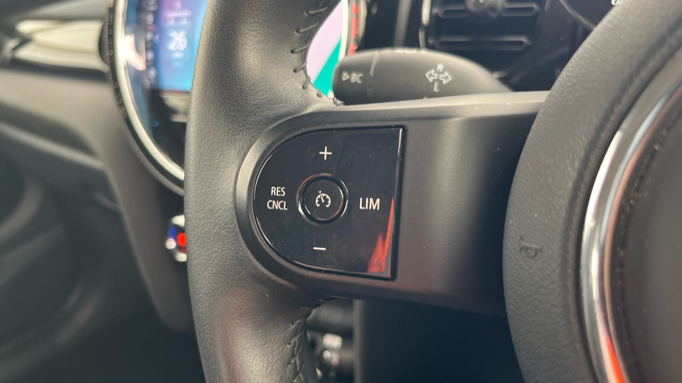 MINI HATCHBACK Cruise control